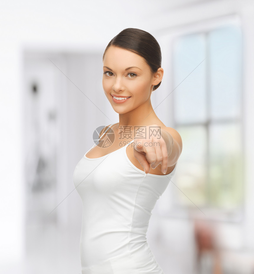 穿着空白白色T恤的快乐女人指着你图片