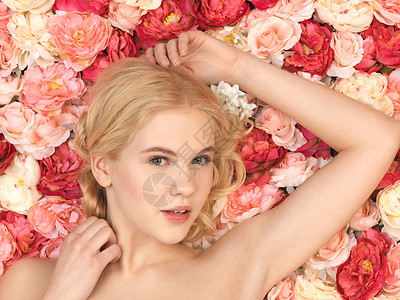 美丽的女人的脸充满玫瑰的背景图片