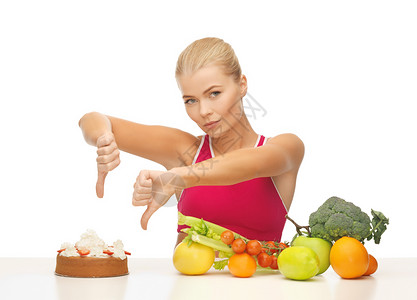 健康食物的女人竖大拇指吃蛋糕图片