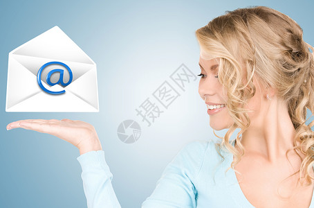 邮件签名微笑的女人展示虚拟信封的照片设计图片