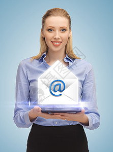虚拟电子邮件微笑的女人展示虚拟信封的照片背景