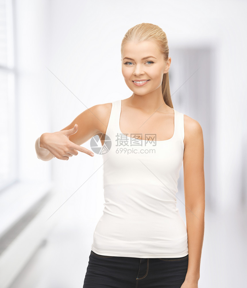 穿着白T恤的快乐女人指着自己图片