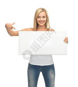 女人用手指指着白色的空白板图片