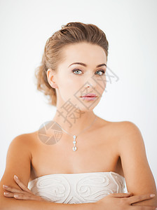 穿着白色连衣裙戴着钻石项链的漂亮女人图片