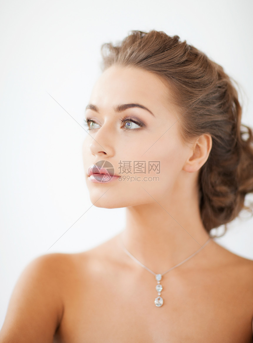 特写美丽的女人戴着闪亮的钻石项链图片