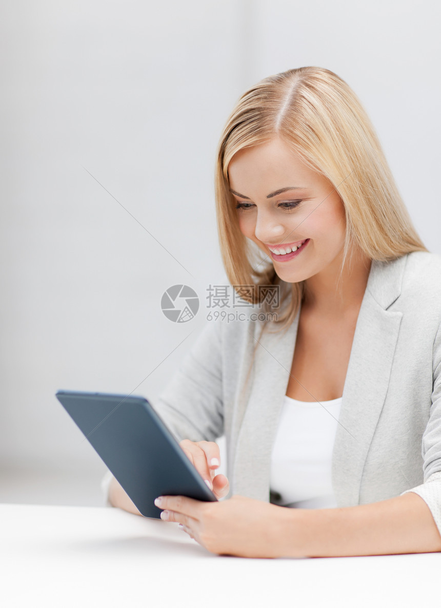 带平板电脑的微笑女人的照片图片