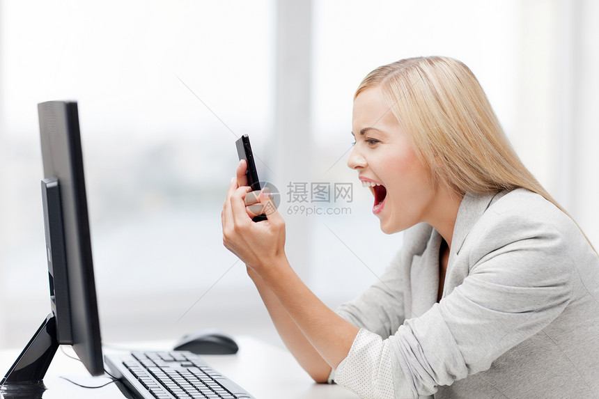 愤怒的女人电话里大喊大叫的照片图片