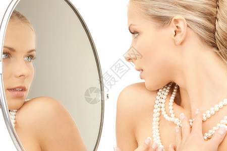 戴着珍珠项链的女人照镜子高清图片