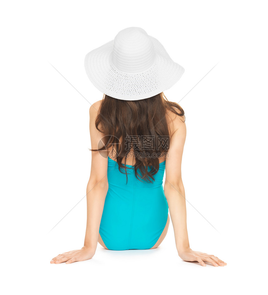 模特穿着带帽子的泳衣的照片图片