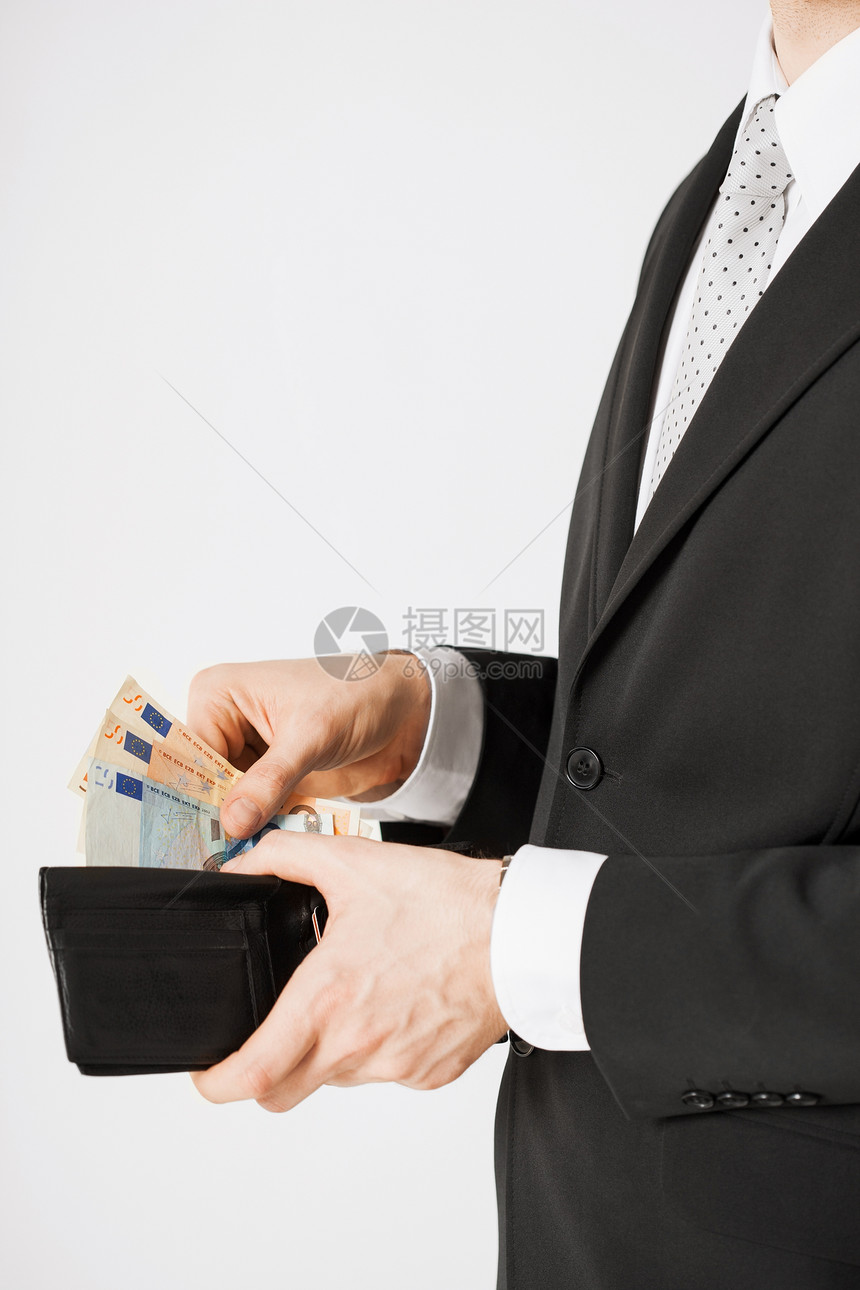 男人手钱包数欧元现金的照片图片