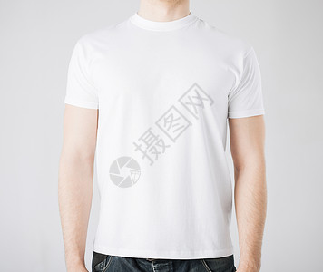 T恤节穿着空白T恤的男人特写背景