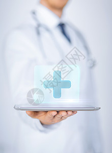 手交叉男医生持平板电脑与医疗应用程序设计图片
