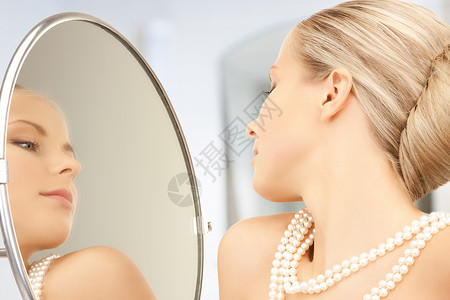 镜子石戴着珍珠项链的女人照镜子背景