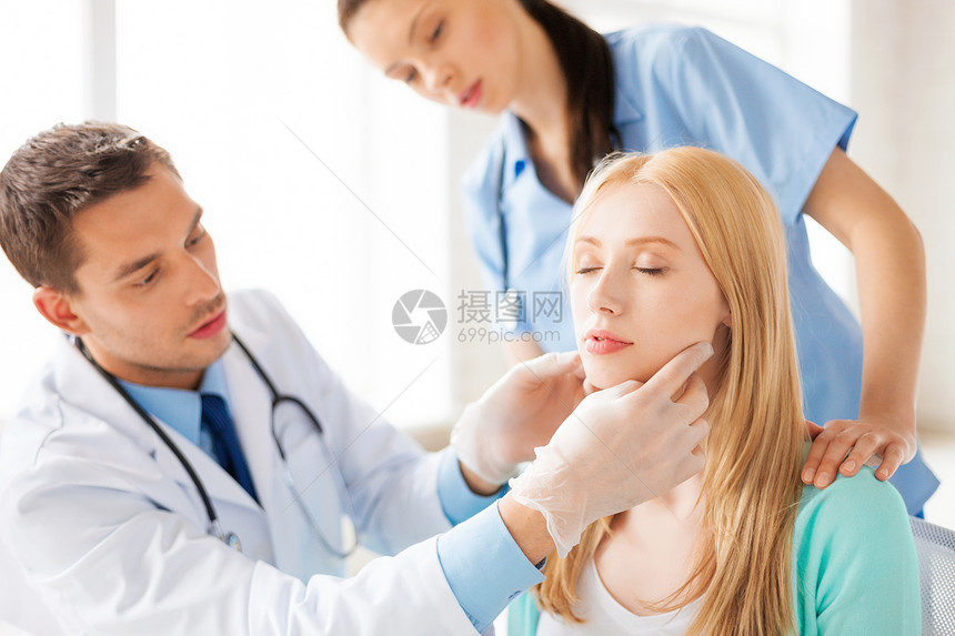 男整形外科医生与病人的明亮图片图片