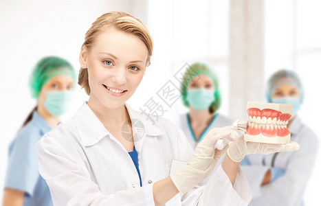 吸引力的女医生带着牙刷下巴住院图片