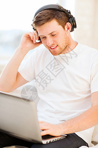 带着耳机家听音乐的快乐男人图片