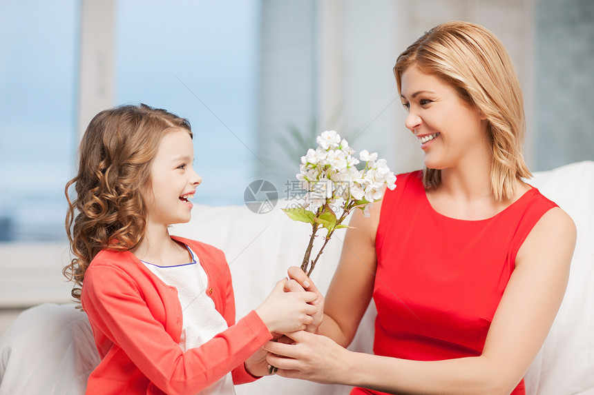 家庭家庭幸福的母亲女儿带着鲜花图片