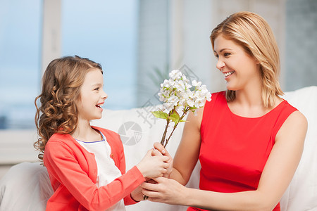 家庭家庭幸福的母亲女儿带着鲜花图片