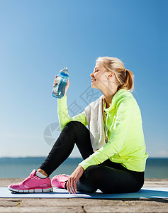 运动生活方式妇女户外运动后饮水图片