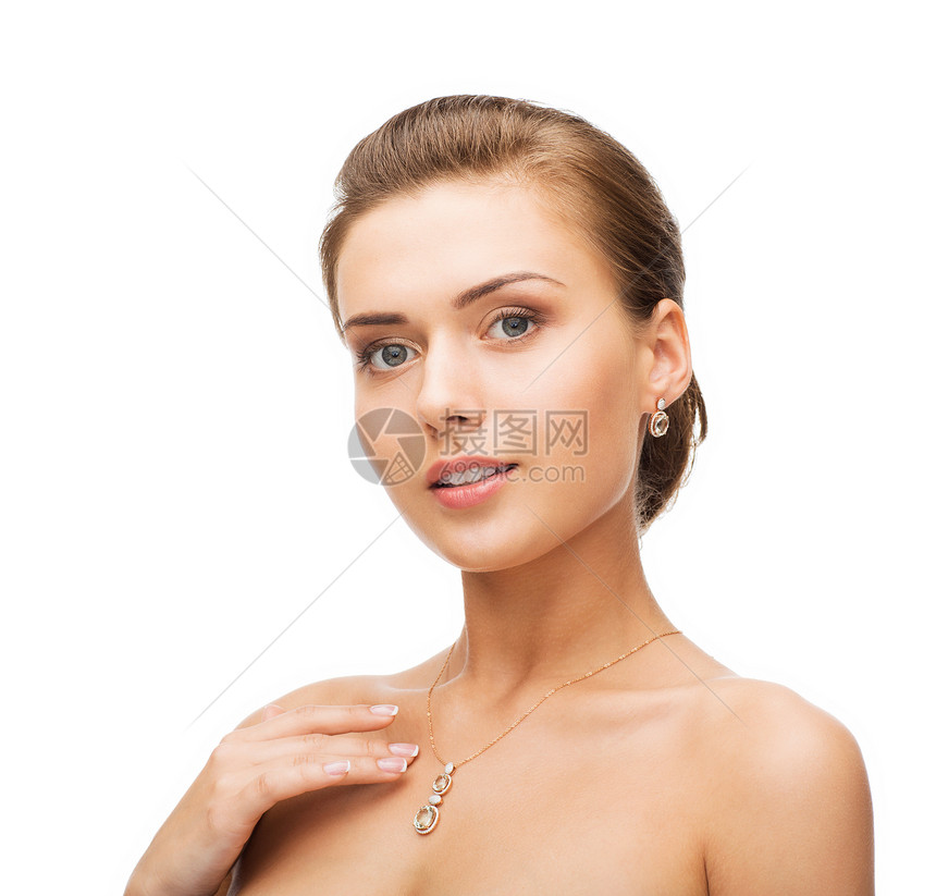 美丽珠宝女人戴着闪亮的钻石耳环图片
