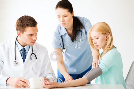 医疗保健医疗医生护士与病人测量血压医院图片