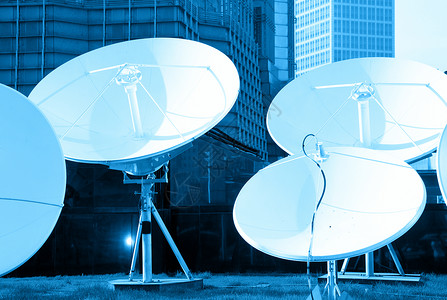 抛物线卫星碟技术接收器的蓝调图片图片