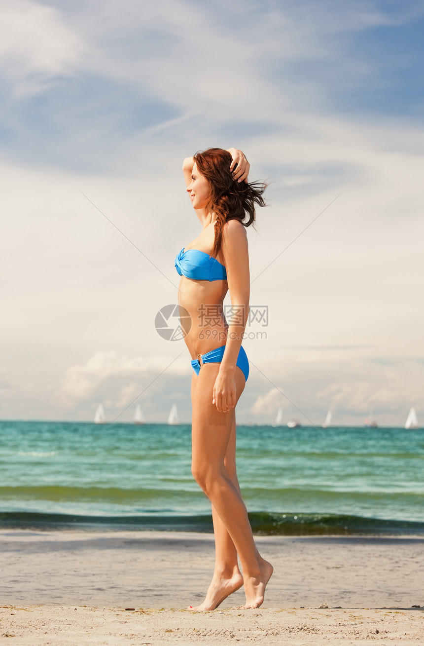 海滩上女人的明亮照片图片