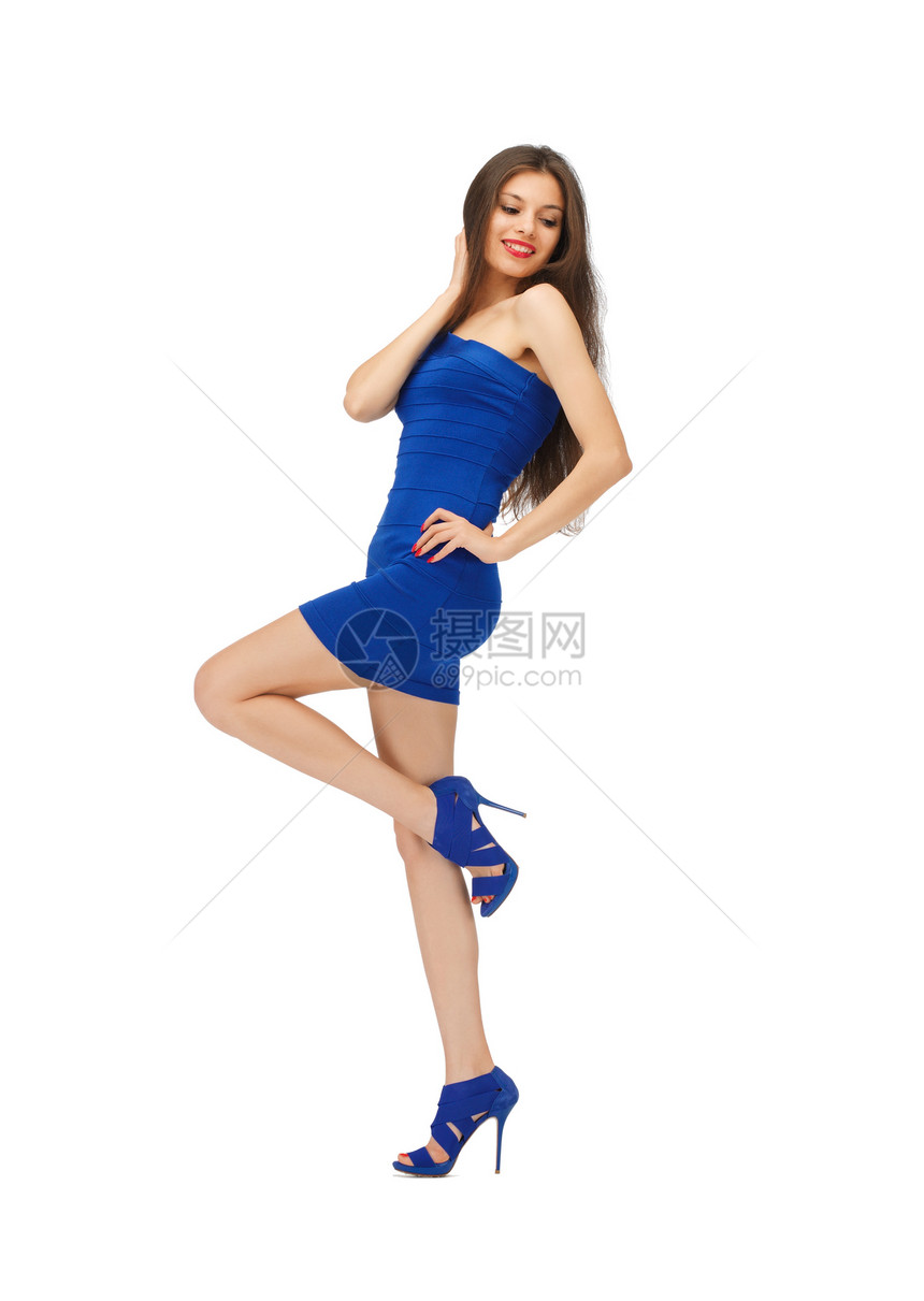 穿着蓝色连衣裙的可爱女人的照片图片