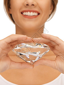 带着大钻石的微笑女人的明亮照片背景图片