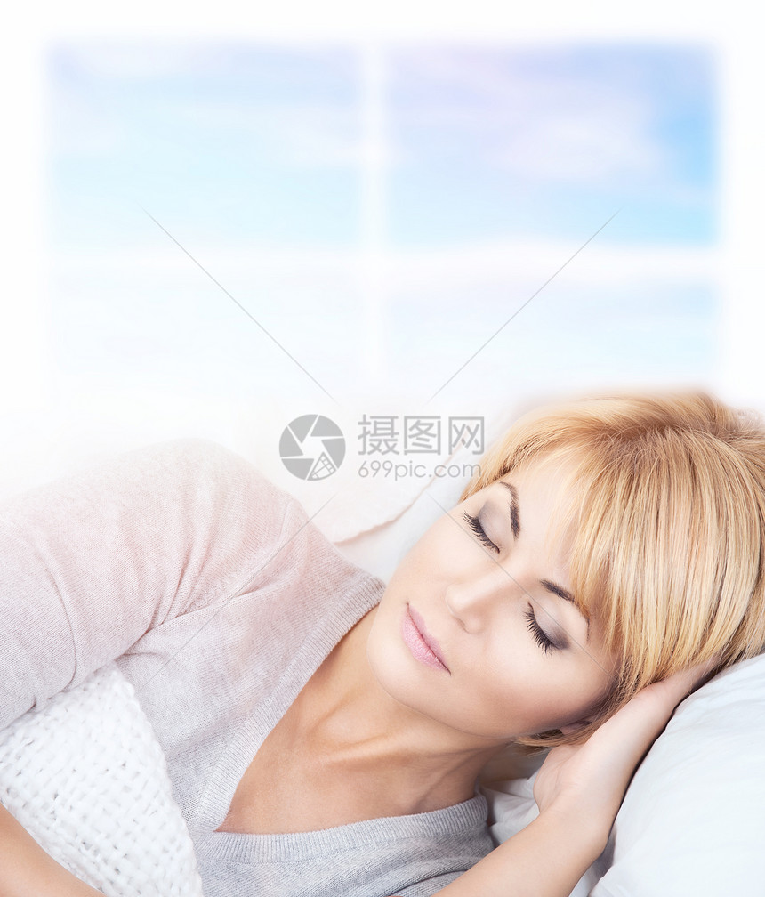 美丽熟睡的女人的明亮特写照片图片