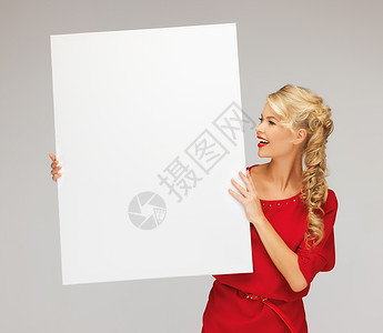 张可爱的女人穿着红色连衣裙空白板的照片图片