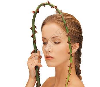 一根绿色树枝可爱的女人着荆棘树枝的照片背景