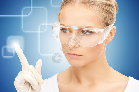 戴防护眼镜手套的女人用虚拟屏幕工作图片