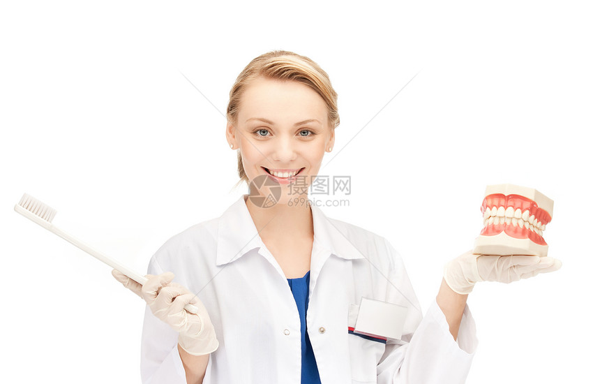 带牙刷下巴的吸引力的女医生的照片图片