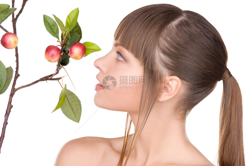 可爱的女人带着苹果树枝的照片图片