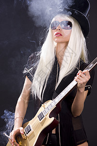 戴着金色电吉他香烟的顶帽的女人图片