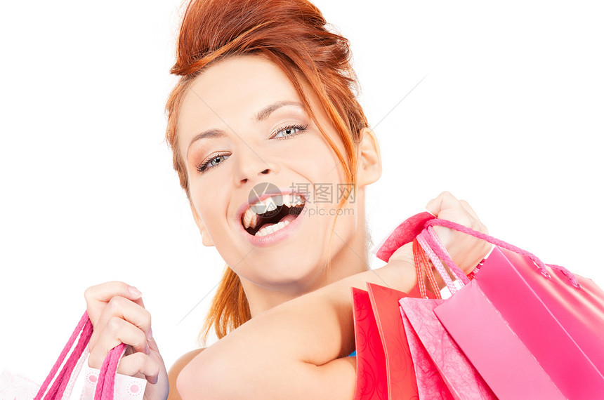 快乐的女人带着白色的购物袋图片