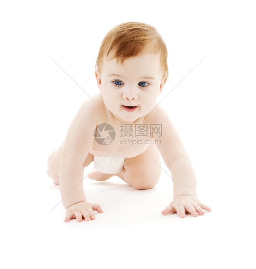 白色的尿布上爬行的小男孩的照片图片