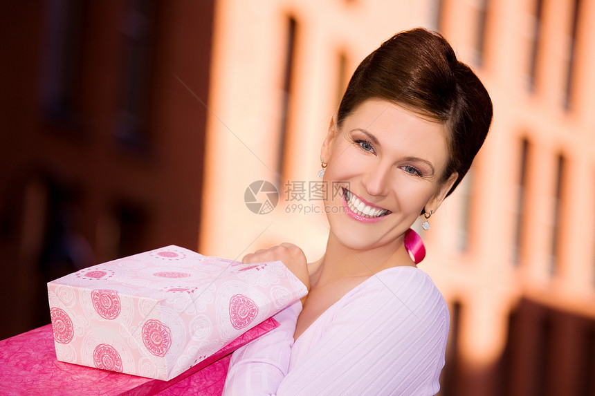 带购物袋的快乐女人的户外照片图片