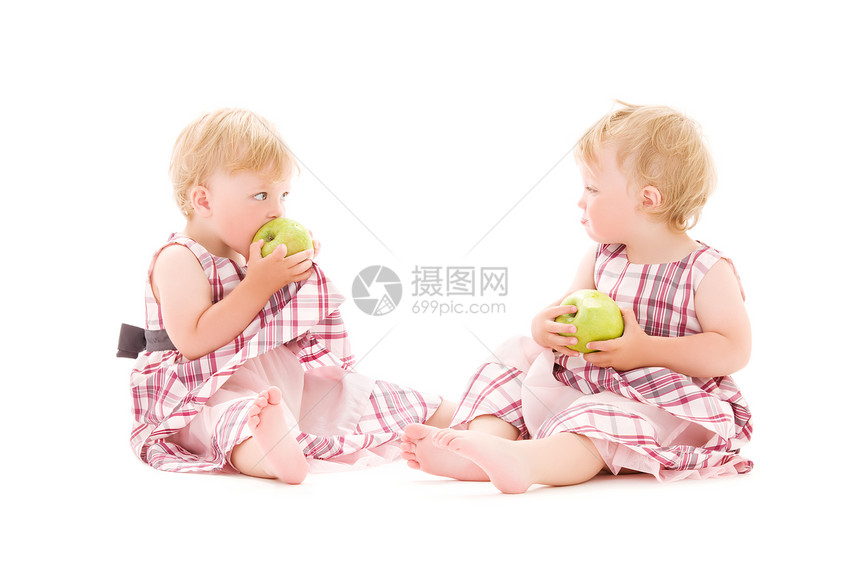 两个可爱的双胞胎穿白色的照片图片