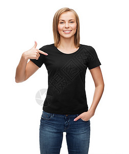 T恤,快乐的人微笑的女人,穿着空白的黑色T恤,用手指指着自己图片