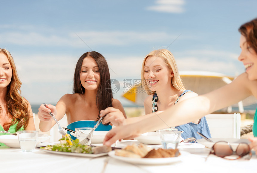 暑假假期微笑的女孩咖啡馆的海滩图片