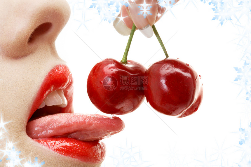 樱桃,嘴唇舌头与雪花的图片图片