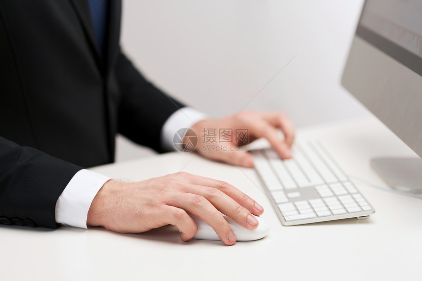 商业,技术,互联网办公室商人的手与键盘鼠标工作图片