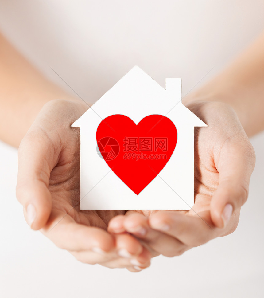 慈善房地产家庭住宅女手捧红心白纸屋的特写照片图片