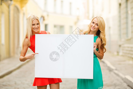 暑假,旅游,旅游广告两个快乐的金发女人,空白白板城市图片