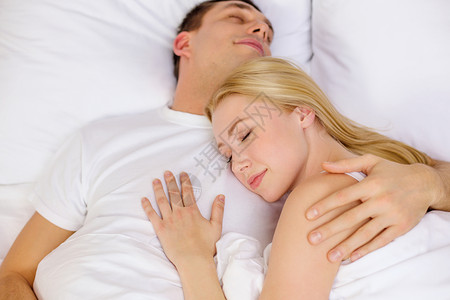 酒店,旅行,人际关系幸福幸福的夫妇睡床上图片