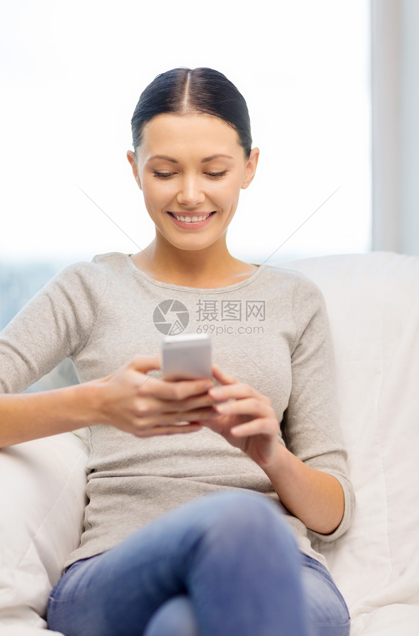 家庭,技术,通信互联网女人坐沙发上,家里智能手机图片