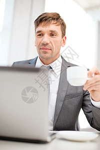 技术,商业,互联网办公室英俊的商人工作笔记本电脑图片