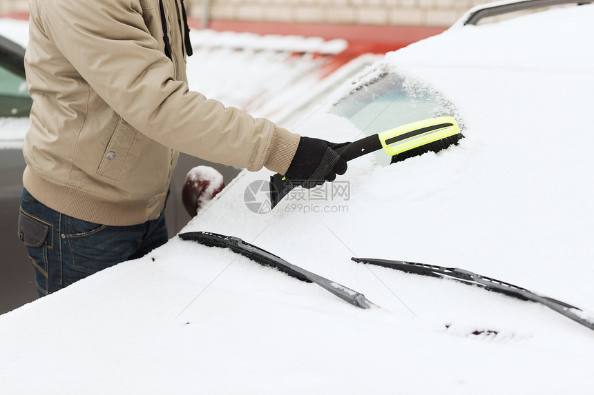 运输,冬季车辆特写的人清理雪汽车挡风璃与刷子图片